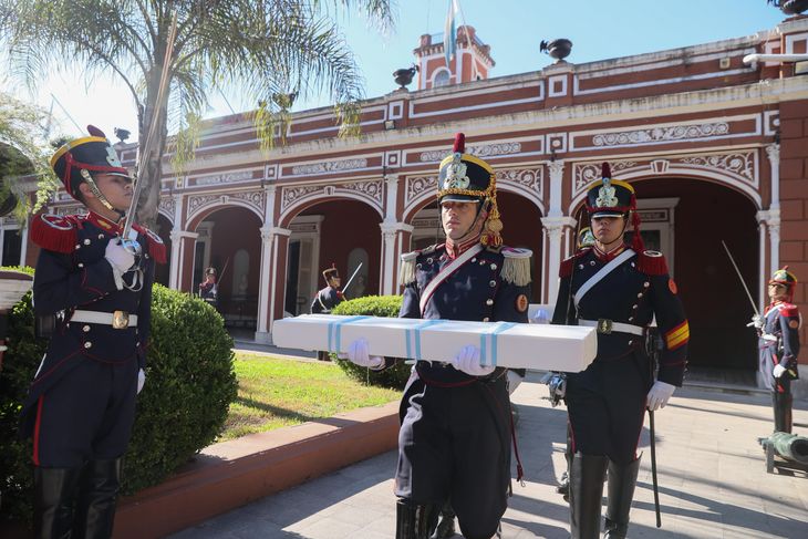Los granaderos comenzaron el traslado del sable del prócer argentino. Los granaderos comenzaron el traslado del sable del prócer argentino.