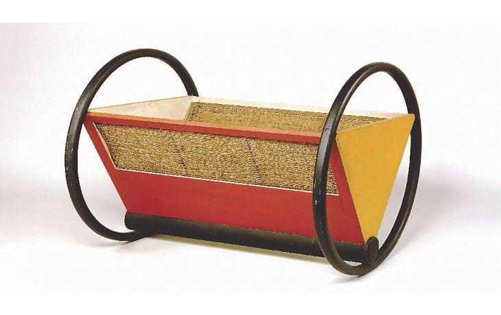 ámbito.com | bauhaus. Pete Keler, cuna de madera (1922), una de las muchas creaciones de la escuela fundada por Walter Gropius hace un siglo y que pueden apreciarse en el Museo de Arte Decorativo.