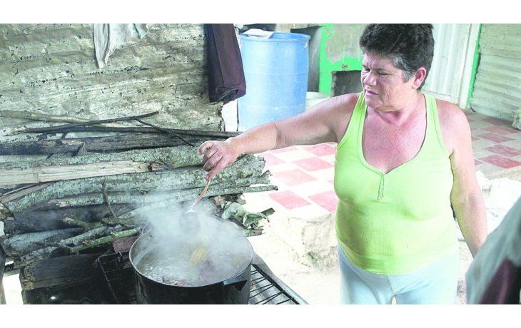 ámbito.com | Regresión. Margarita Rojas cocina con leña en su hogar de San Cristóbal. El gas se convirtió en un bien escaso en Venezuela.