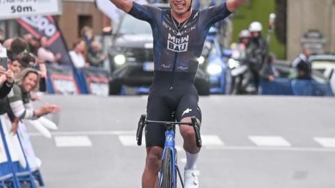 El mexicano que pasó del triatlón al ciclismo y sigue los pasos de Isaac del Toro. Edgar David Cadena dejó en alto el ciclismo nacional al ganar la tercera etapa de la Vuelta a Asturias.
