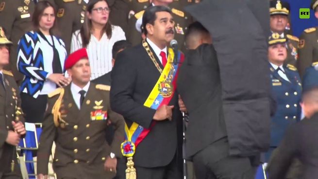 El presidente de Venezuela, Nicolás Maduro, ve explotar los drones que debían atacarlo.