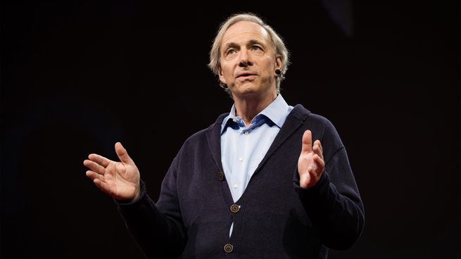 Ray Dalio fundó Bridgewater Associates a los 26 años y lo convirtió en el fondo de cobertura más poderoso, gestionando miles de millones de dólares.