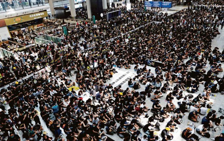 Sentada. Unas 5.000 personas tomaron de forma pacífica las terminales del aeropuerto de Hong Kong, famoso por su eficiencia y el octavo más frecuentado en el mundo.