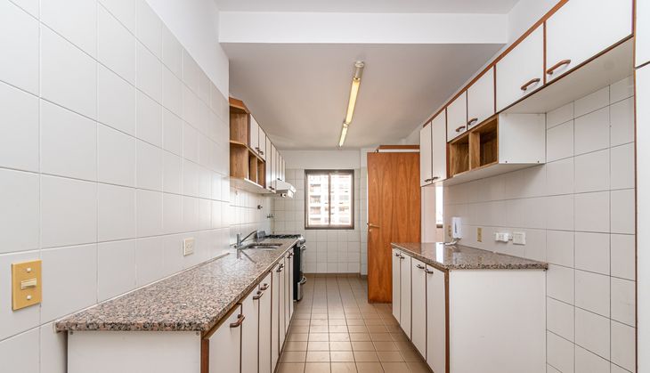 La cocina, un ambiente clave a la hora de alquilar un 4 ambientes en CABA. Un espacio que, por sus dimensiones y funcionalidades, impacta directamente en el valor final del alquiler La cocina, un ambiente clave a la hora de alquilar un 4 ambientes en CABA. Un espacio que, por sus dimensiones y funcionalidades, impacta directamente en el valor final del alquiler