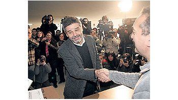 ámbito.com | DanielFilmusreiteró suritual: fue elprimero envotar y elúnico queayer repitióel horario,las 10.10,del 3 dejunio. A lasalida lodespidieron«las chicasde Filmus».
