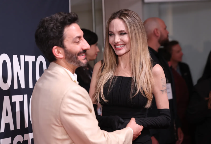 Juan Minujín y Angelina Jolie sonrientes en el estreno de 