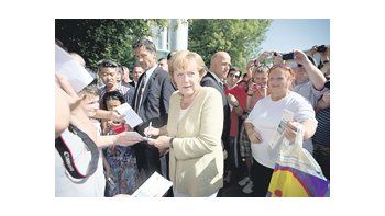 La canciller alemana, Angela Merkel, firmó autógrafos durante la visita de cientos de personas a su ministerio, uno de los edificios oficiales que se abrieron para el público ayer en Berlín.