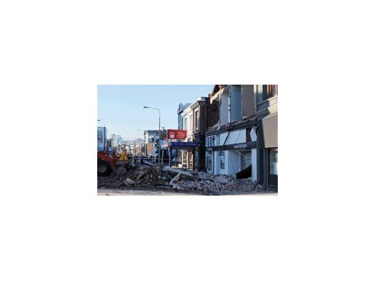 La policía cerró el distrito comercial del centro, donde las calles se encontraban bloqueadas por los escombros de los edificios derruidos y los vidrios de las ventanas.