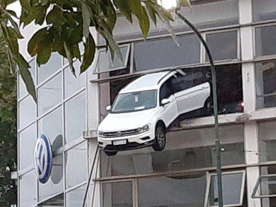La concesionaria está ubicada en avenida Santa Fe 999, SanIsidro.