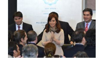 ámbito.com | Cristina en la Casa Rosada rodeada por el titular de Anses Diego Bossio y el jefe de Gabinete, Jorge Capitanich.