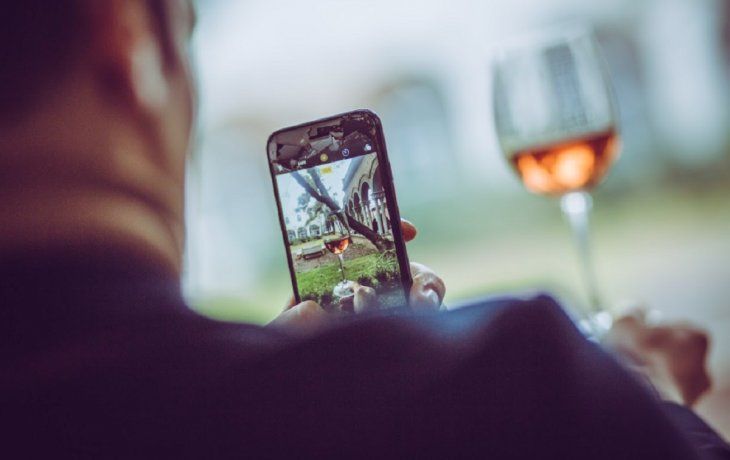 Firman un convenio para promocionar a Mendoza y el vino argentino a través del cine