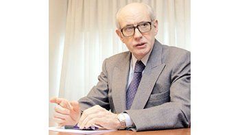 Gutiérrez Girault propone que un mayor superávit fiscal sedestine a la compra de dólares, fortaleciendo reservas ycancelando deuda.