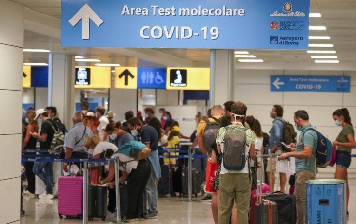 Controles por coronavirus en el aeropuerto de Roma.