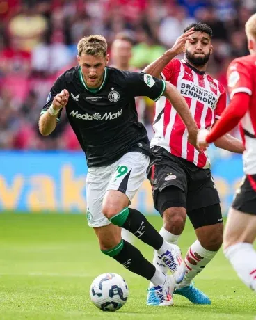 Santiago Giménez está en la mira de dos clubes de la Premier League. Sin embargo son considerados clubes chicos del toreno inglés. El delantero mexicano perdió valor de mercado y ya no es observado por las potencias europeas.