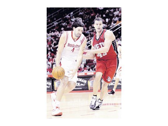 Luis Scola aportó 23 unidades en la victoria de Houston Rockets sobre New Jersey Nets por 123 a 108.