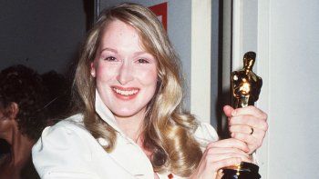 Meryl Streep con su Óscar como Mejor Actriz de Reparto por la película Kramer contra Kramer en abril de 1980.