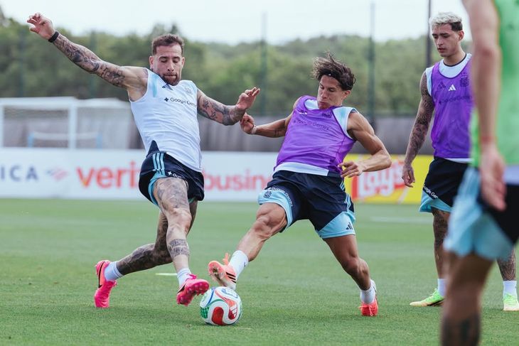 Los jugadores que realizaron trabajos de campo tuvieron una jornada más intensa con juego en espacio reducido, movimientos de presión y recuperación y fútbol tenis.