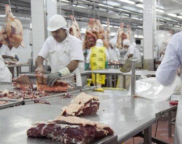 El frigorífico, controlado por el Grupo Lequio, atraviesa meses de baja rentabilidad por la caída del consumo interno y las exportaciones de carne. El frigorífico, controlado por el Grupo Lequio, atraviesa meses de baja rentabilidad por la caída del consumo interno y las exportaciones de carne.