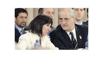 Felisa Miceli y Jorge Taiana encabezaron ayer la reunión de ministros del Mercosur. Lafuncionaria explicó el proyecto argentino-venezolano de crear un banco para financiar obrasen la región.
