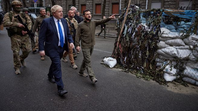 El primer ministro de Reino Unido, Boris Johnson, y el presidente de Ucrania, Volodimir Zelenski, recorren Kiev.