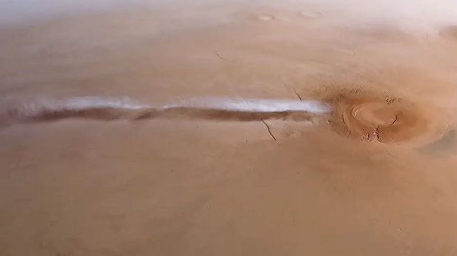 El fenómeno se conoce como nube alargada de Arsia Mons, identificada por sus siglas en inglés AMEC (Arsia Mons Elongated Cloud).