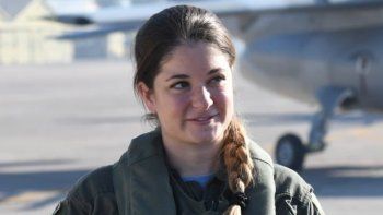 Sofía Vier, la joven cordobesa a la que su amigos bautizaron como “Teniente Marvel”, al finalizar su vuelo de bautismo en un avión de entrenamiento.