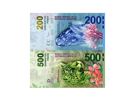 Muestras de los billetes de $200 y $500.