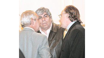 El sindicalistaHugoMoyano y elministro deHaciendaporteño,GuillermoNielsen,durante elacto delmiércolescon beneficiosparaobtenercréditoshipotecarios.