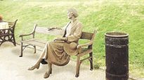 Objetan estatua de Virginia Woolf por “incitar al suicidio”