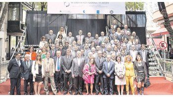 ámbito.com | foto de familia. La tradicional imagen de todos los presentes tuvo que ser dividida por el elevado número de asistentes, cuyo centro pasó por la gran cantidad de jueces de Comodoro Py presentes en La Plata.