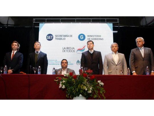 (De izq. a der.) El abogado y organizador de la Jornada, Andrés Prieto Fasano; el rector de la Universidad de La Rioja, Fabián Calderón; el ministro de Trabajo, Jorge Triaca; el gobernador riojano, Sergio Casas; el vicegobernador, Néstor Bosetti y el ministro de Gobierno, Seguridad, Justicia y Derechos Humanos de La Rioja, Claudio Saúl.