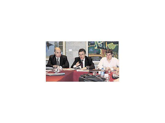 MauricioMacri, ayer,en el MuseoSívori, juntoal jefe deGabineteHoracioRodríguezLarreta (izq.)y el secretariogeneralMarcos Peña,durante unareuniónampliada degabinete.