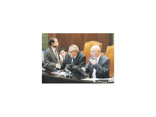 El titular de la Legislatura porteña, Oscar Moscariello, ayer al conducir el debate del proyecto de Presupuesto 2011, que finalmente se aprobó anoche.
