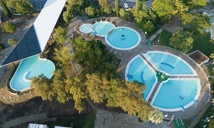 El complejo termal de Guaviyú está abastecido con energía eléctrica de una planta fotovoltaica. El complejo termal de Guaviyú está abastecido con energía eléctrica de una planta fotovoltaica.