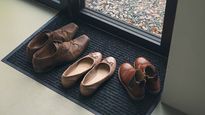 Dejar los zapatos fuera de la casa es típico del a cultura oriental.