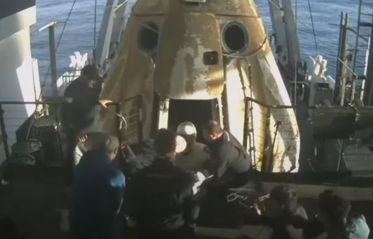 Comenzaron a salir los astronautas de la cápsula. Comenzaron a salir los astronautas de la cápsula.