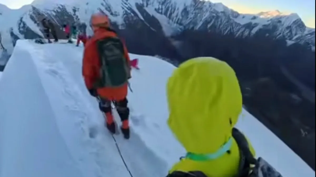 An mountaineer died when he fell into a vacuum because he took off his harness for a selfie