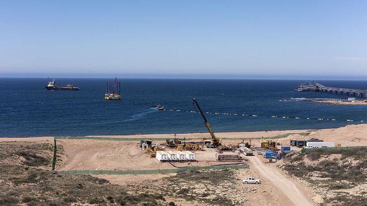 El petróleo será cargado en los buques a varios kilómetros de la costa gracias a las cañerías y monoboyas que llevarán el crudo desde la terminal. El petróleo será cargado en los buques a varios kilómetros de la costa gracias a las cañerías y monoboyas que llevarán el crudo desde la terminal.