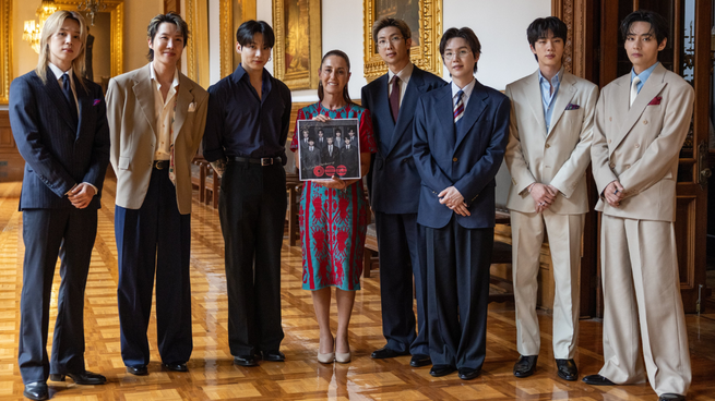 Claudia Sheinbaum con los integrantes de BTS.