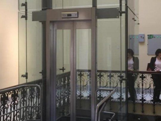 El nuevo ascensor que ocupa el espacio de la histórica escalera de mármol.&nbsp;