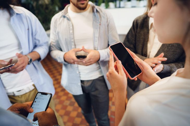 La psicología descubrió que, dependiendo de la frecuencia con la que se mira el teléfono, puede tratarse de algo más grave.