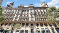Vista de la fachada principal del edificio, con sus balcones en arco y detalles ornamentales que conservan el diseño original del arquitecto Luigi Broggi.
