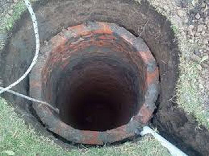 Los niños cayeron al pozo ciego del patio de la escuela.