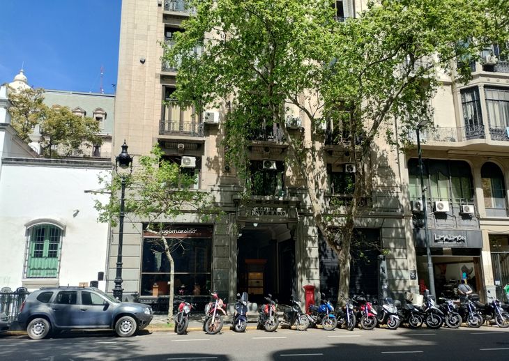El Pasaje Roverano a metros del subte de la línea A en la Avenida de Mayo. Fue obra de Eugenio Gantner, que junto con Albert Guilbert hicieron el inmueble sobre Avenida Santa Fe y Montevideo El Pasaje Roverano a metros del subte de la línea A en la Avenida de Mayo. Fue obra de Eugenio Gantner, que junto con Albert Guilbert hicieron el inmueble sobre Avenida Santa Fe y Montevideo