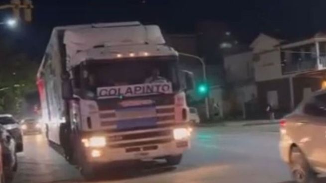 Anibal Colapinto, padre del piloto de Fórmula 1, Franco Colapinto, condujo el camión con donaciones. 