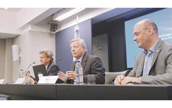 ámbito.com | Confianza. El ministro Juan José Aranguren, acompañado por el secretario Alejandro Sruoga y el subsecretario Andrés Chambouleyron, dijo que los aumentos se encuadran dentro de la pauta oficial de inflación.