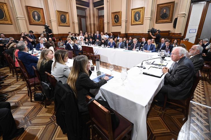 Mahiques expuso ante la comisión de Acuerdos. 