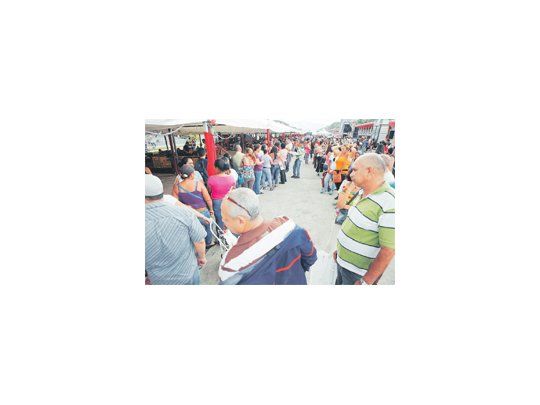 En los barrios más populares de Caracas, bastiones históricos del chavismo, los venezolanos están cada vez más desencantados con el presidente Nicolás Maduro. Sin embargo, aún desconfían de la oposición.