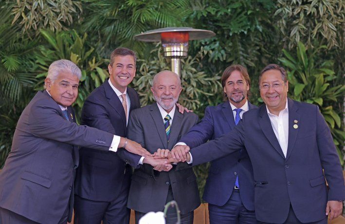 Los presidentes de Panamá, José Raúl Mulino; de Paraguay, Santiago Peña; de Brasil, Lula da Silva; de Uruguay, Luis Lacalle Pou; y de Bolivia; Luis Arce.