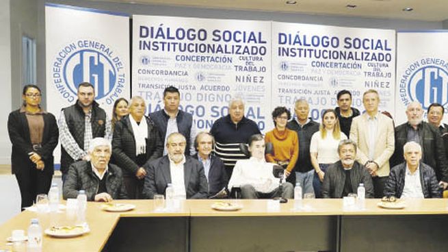 Cumbre. Hugo Moyano, Gerardo Martínez, Héctor Daer, Andrés Rodríguez , José Luis Lingeri, Jorge Sola, Julio Piumato, Cristian Jerónimo, Guillermo Mangone y Esteban Bullrich, ayer en la CGT.